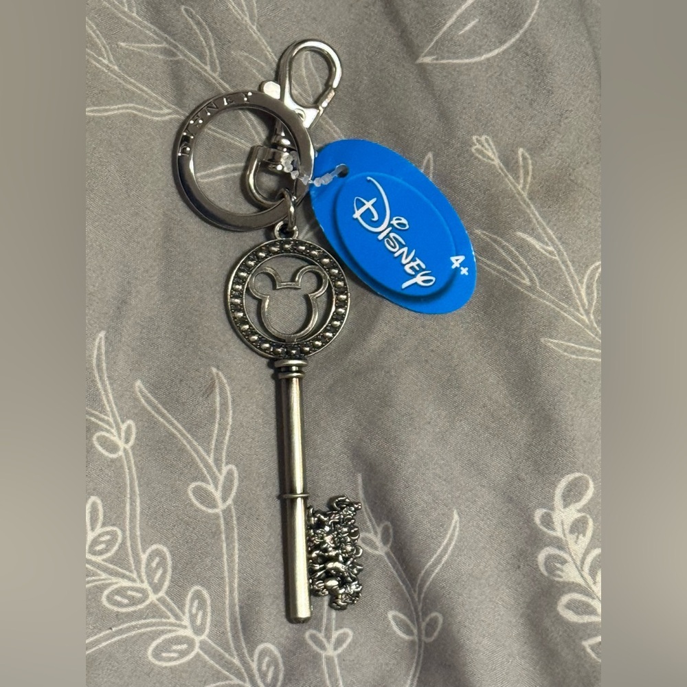 Disney Kingdom Hearts Key-Shaped Sword Keychain BNWT